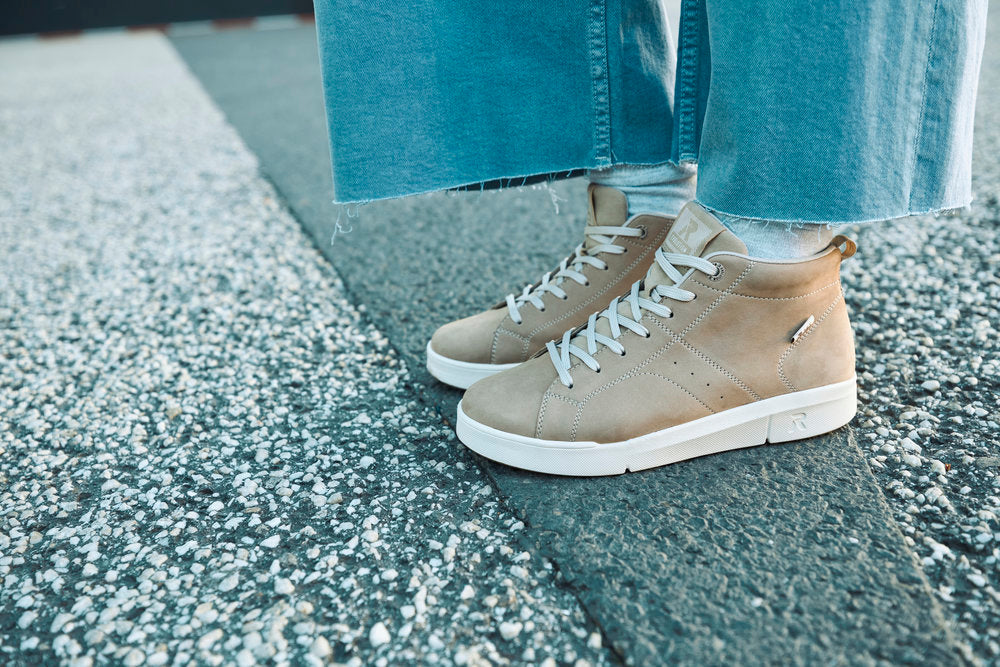 Comfortable Shoes to Wear While Travelling