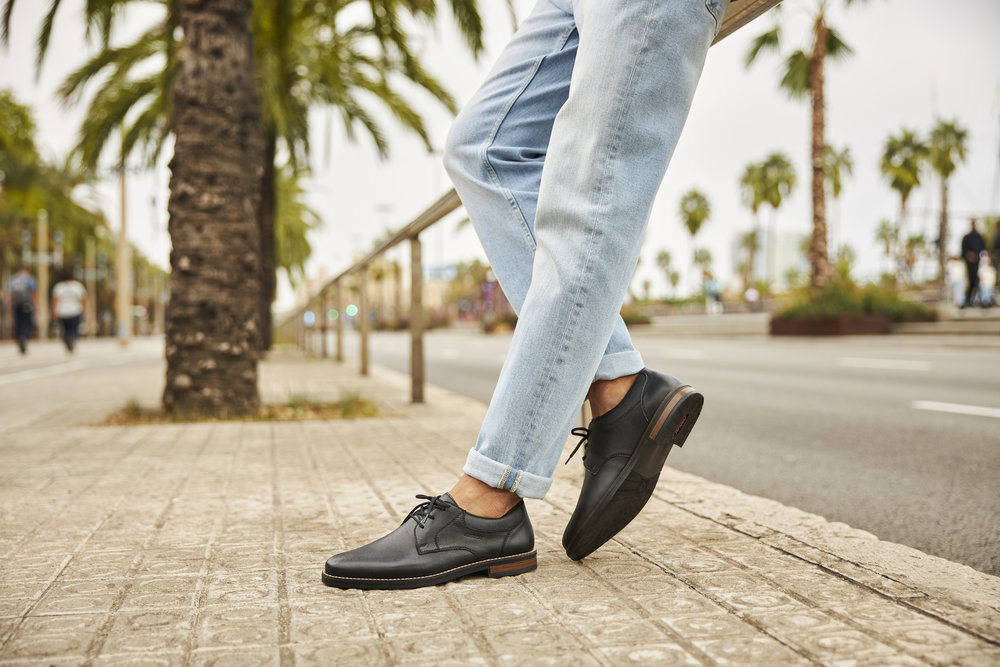 What shoes go with blue jeans and a white shirt? - Quora