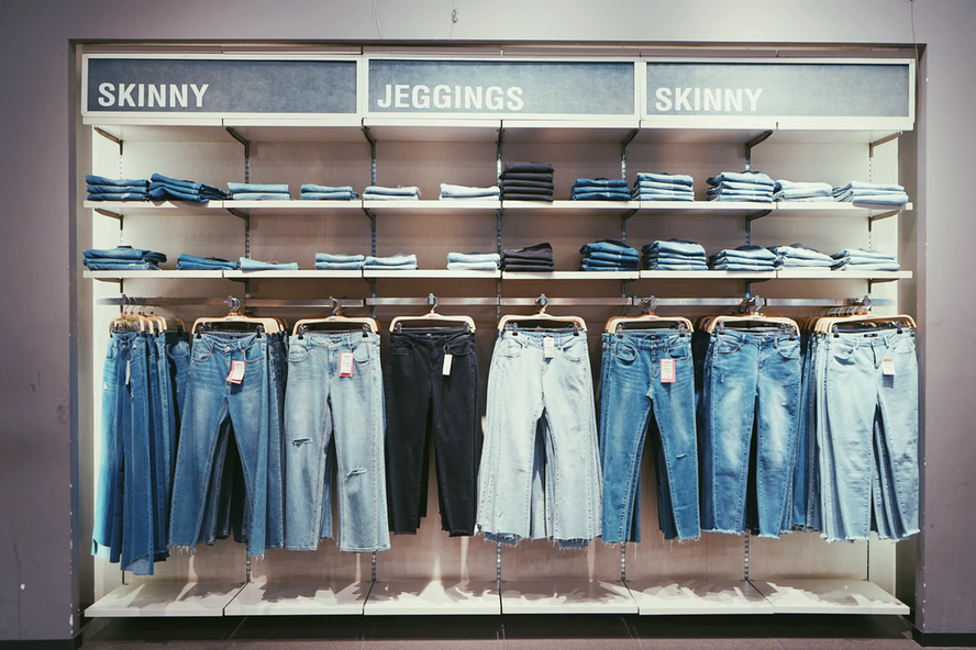 What are the best shoes to wear with men’s skinny jeans?